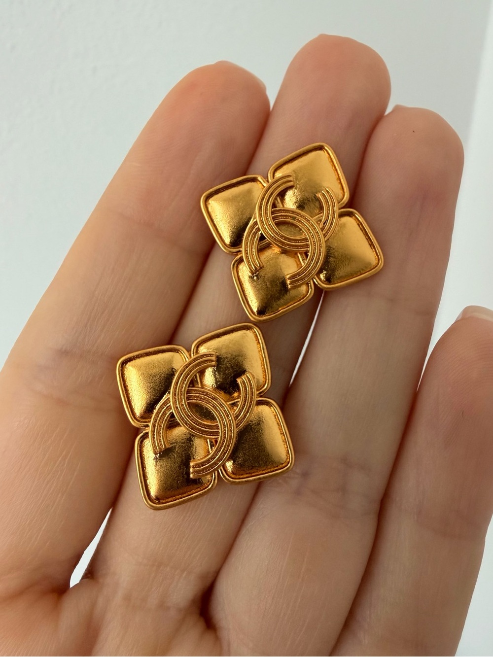 šCHANEL Gold Flower Motif Stud Earrings⨠- Picture 8 of 11